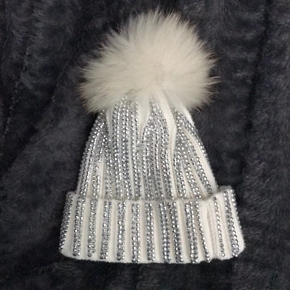❄️ NWOT knit rhinestone winter hat with poof ❄️